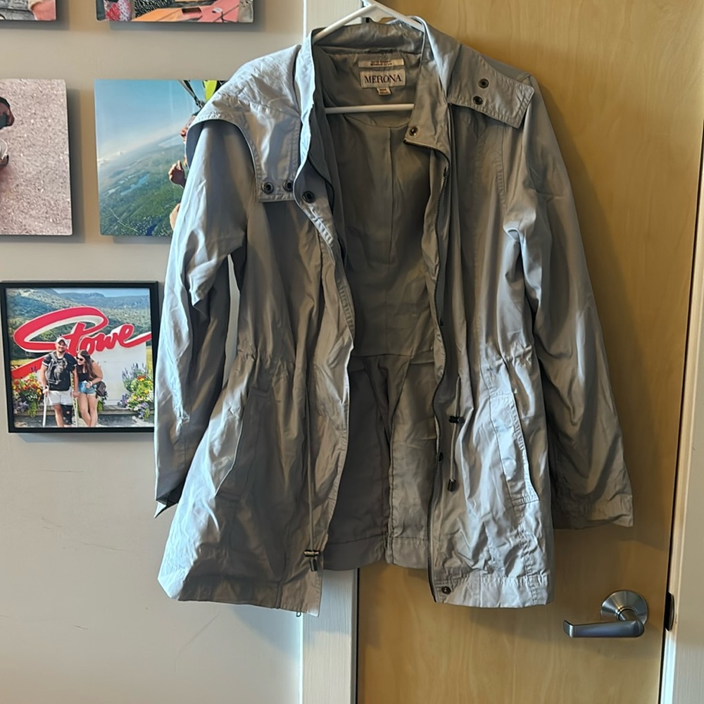 Size medium hooded water resistant rain coat